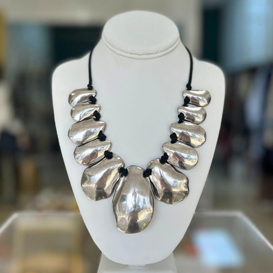 Collar plateado de conchas