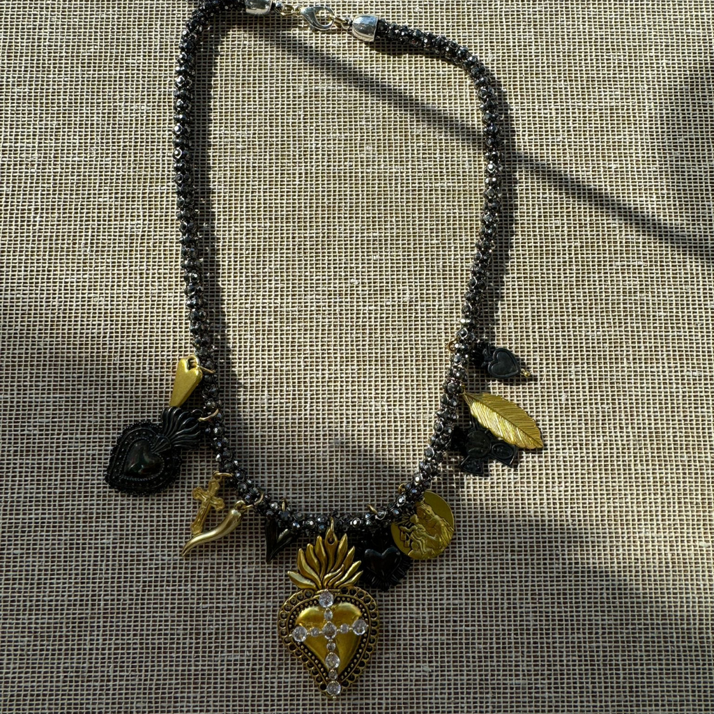 Collar negro con corazón dorado y charms