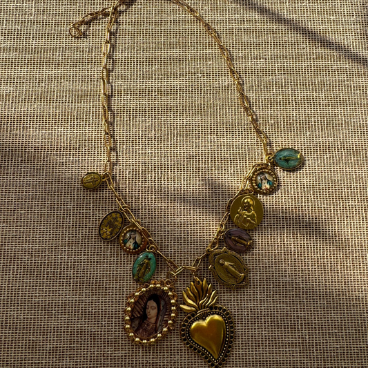 Collar dorado de Vírgenes y corazón