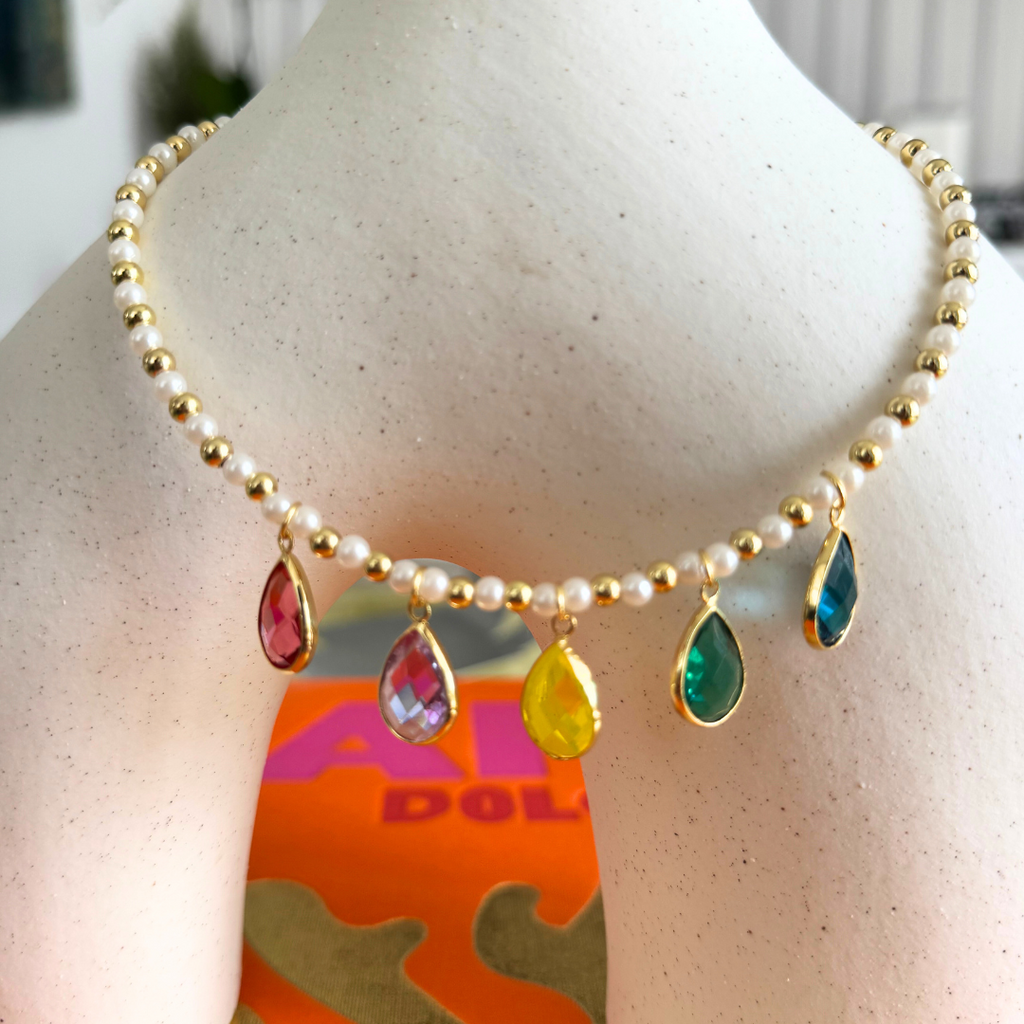 Collar de gotas de colores