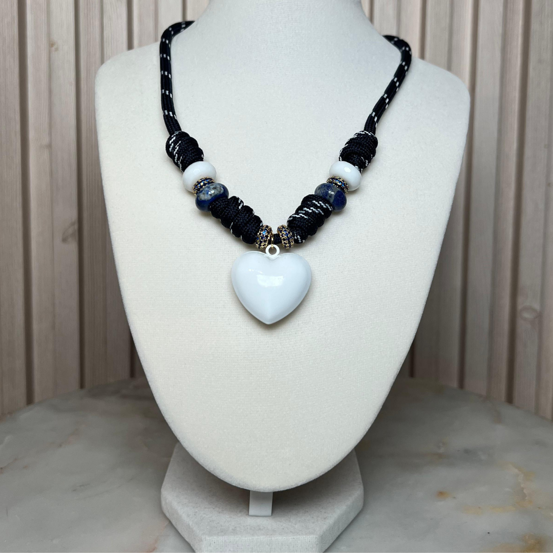 Collar de cordón con corazón