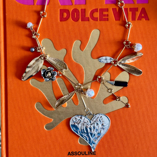 Cadena dorada con corazón y hojas