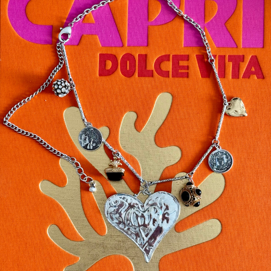 Cadena plateada con corazón y hojas