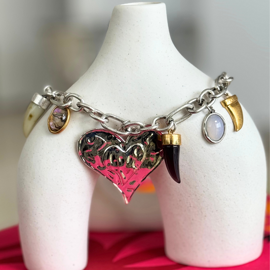 Collar de cachos y corazón