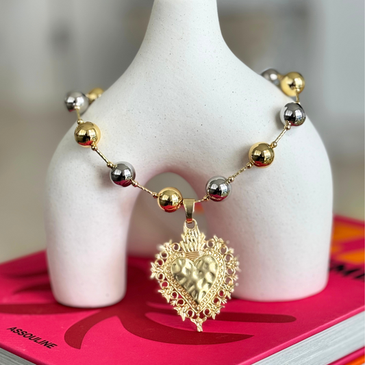 Collar de corazón y esferas