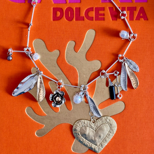 Cadena plateada con corazón y hojas