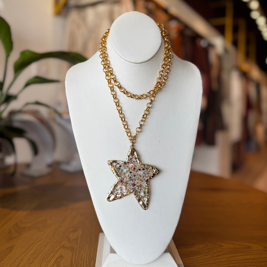 Collar tejido con cristales de estrella