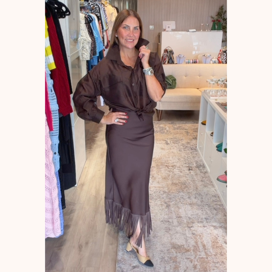 Falda de seda y flecos en gamusa