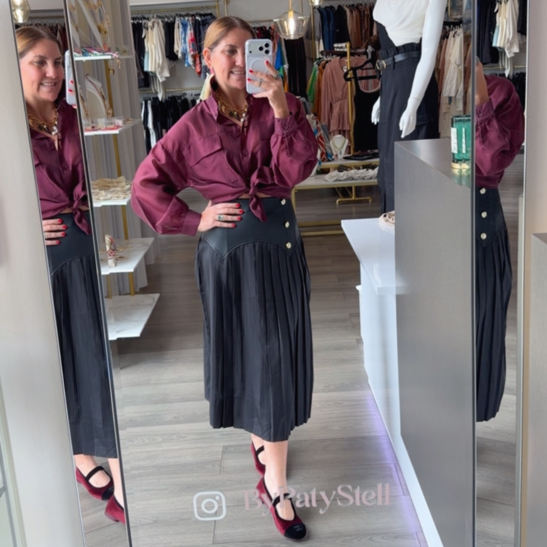 Falda de pliegues con cintura de cuero