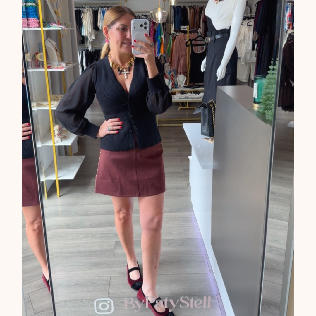 Falda de gamusa con chapas doradas