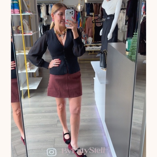 Falda de gamusa con chapas doradas