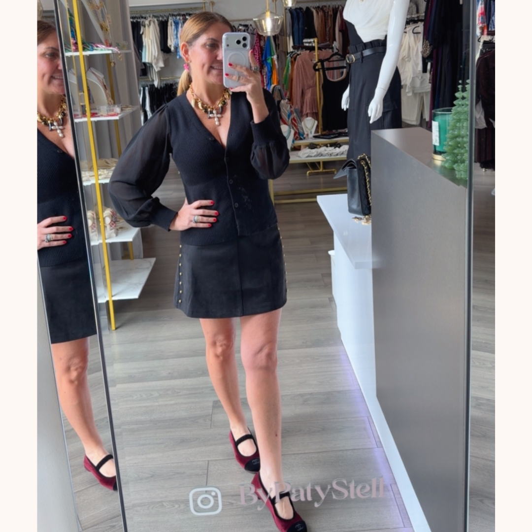 Falda de gamusa con chapas doradas