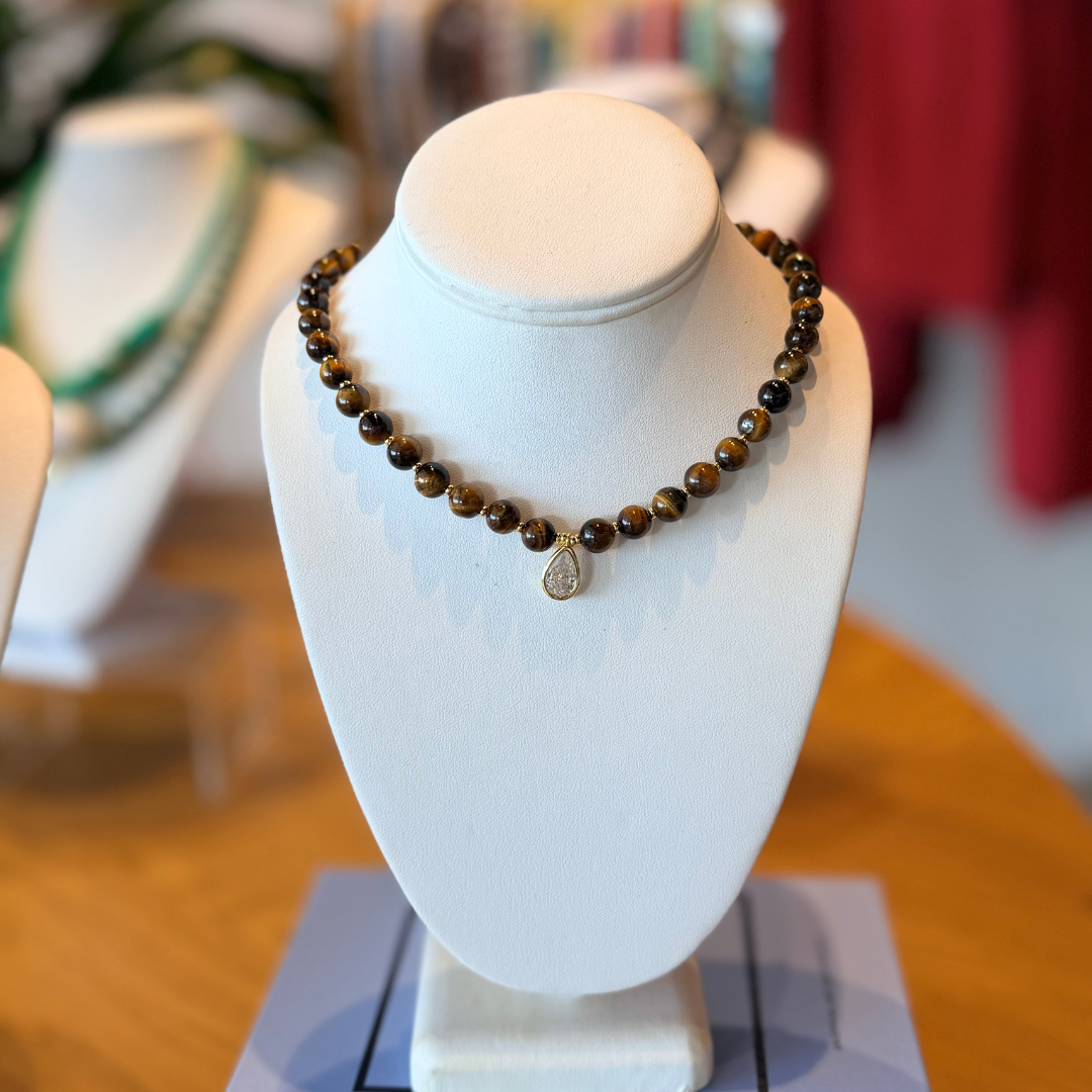 Collar de gota y piedras naturales.