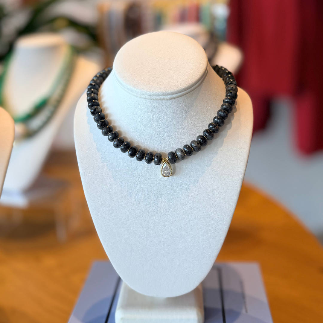 Collar de gota y piedras naturales.