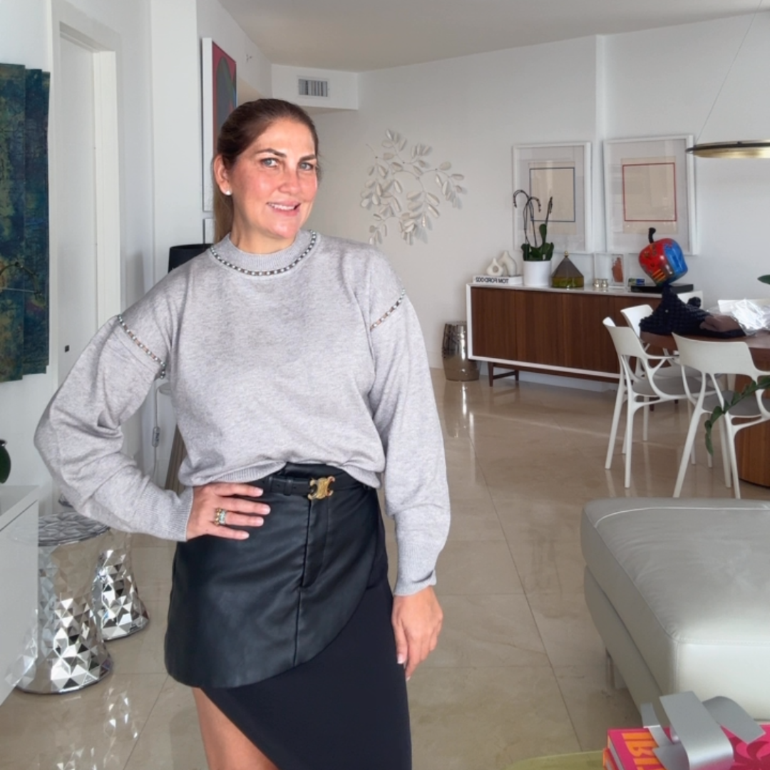 Suéter de perlas en el cuello y en la manga