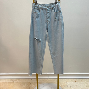 Pantalón de jeans con roturas