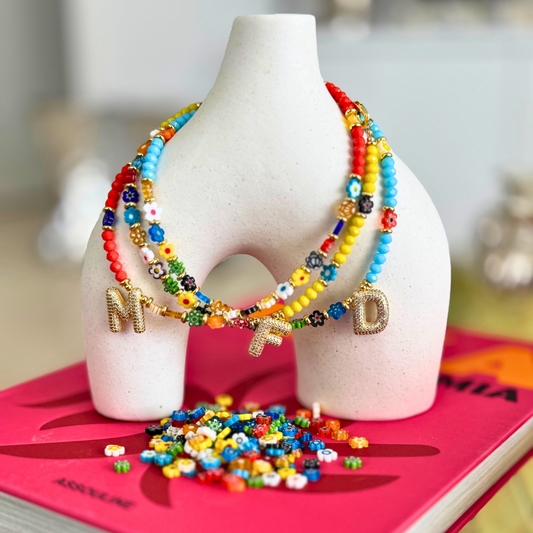 Collar de letra con flores