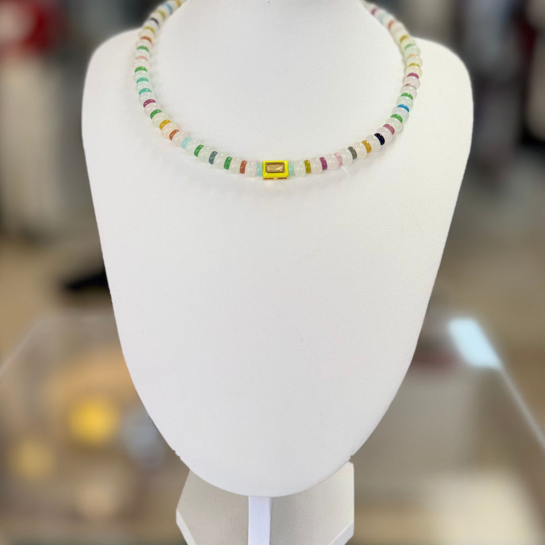 Pucas y piedras con charm de esmalte.