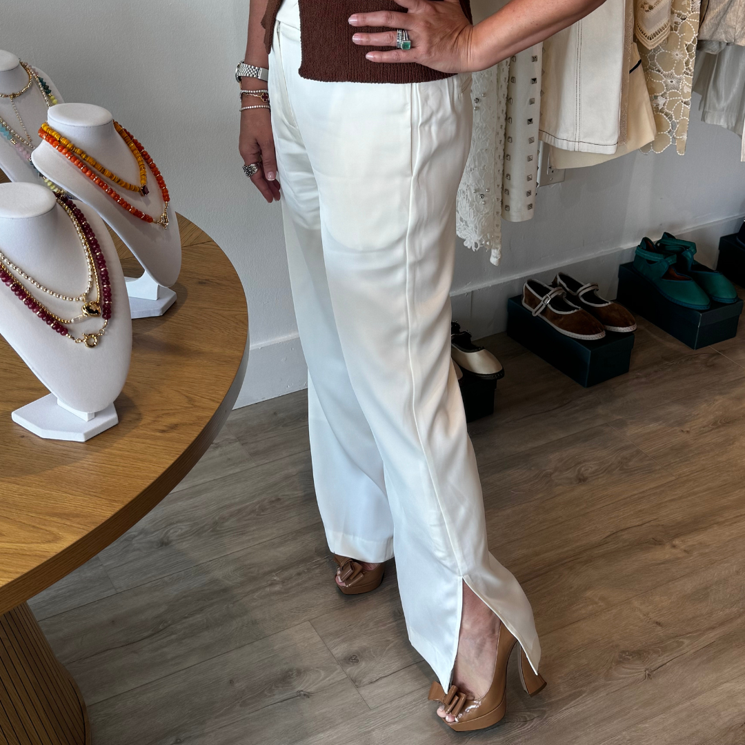 Pantalón de satín con abertura