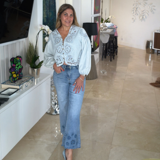Pantalón de jean con bordado en la bota