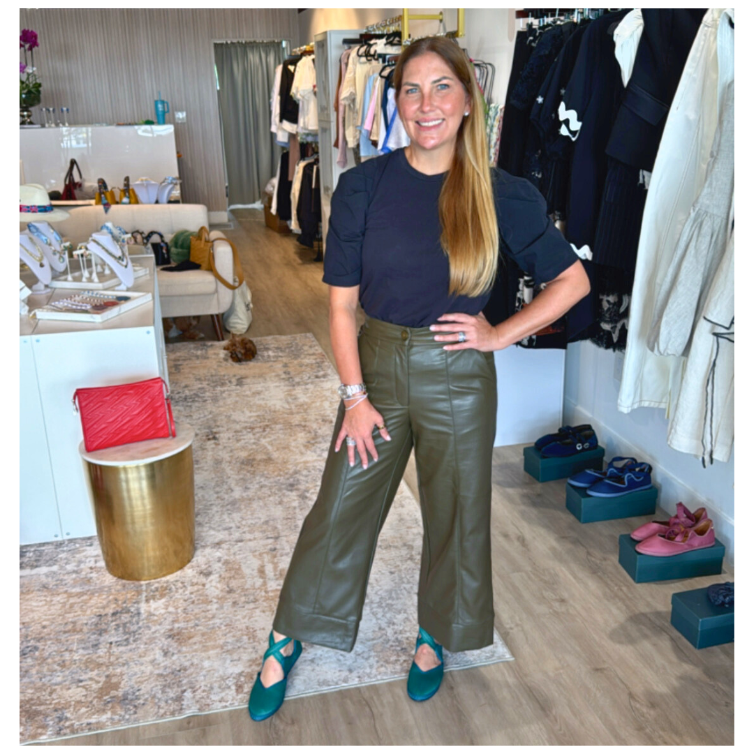 Pantalón de cuerina corto