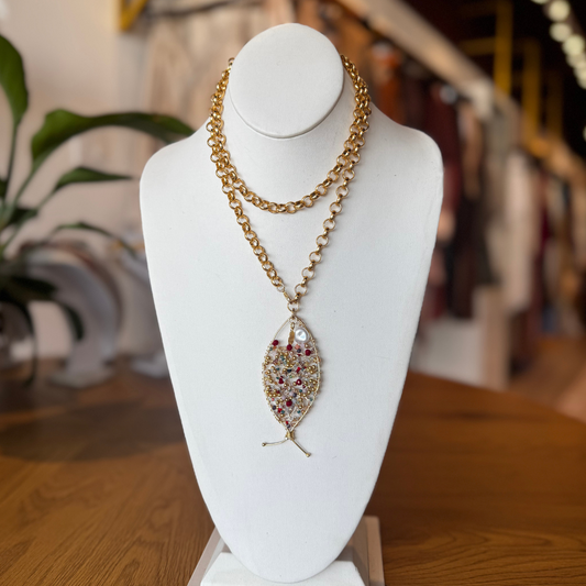 Collar tejido con cristales de pez