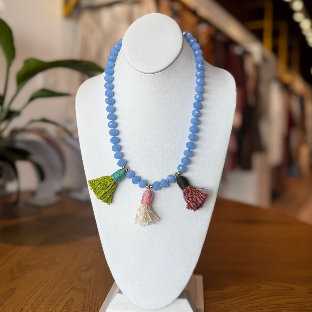 Collar de cristales con borlas