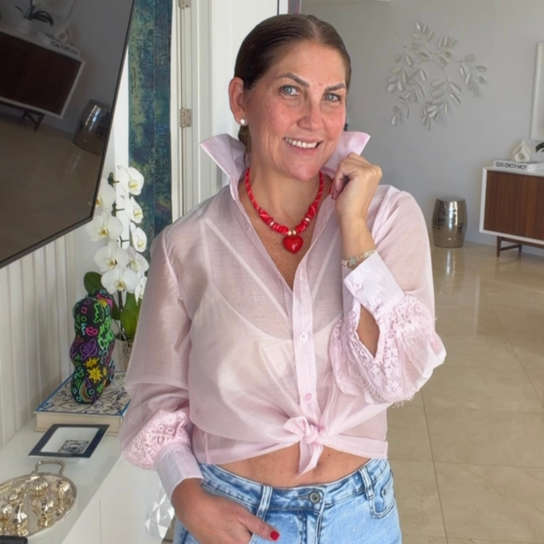 Camisa de organza con puños de encaje.