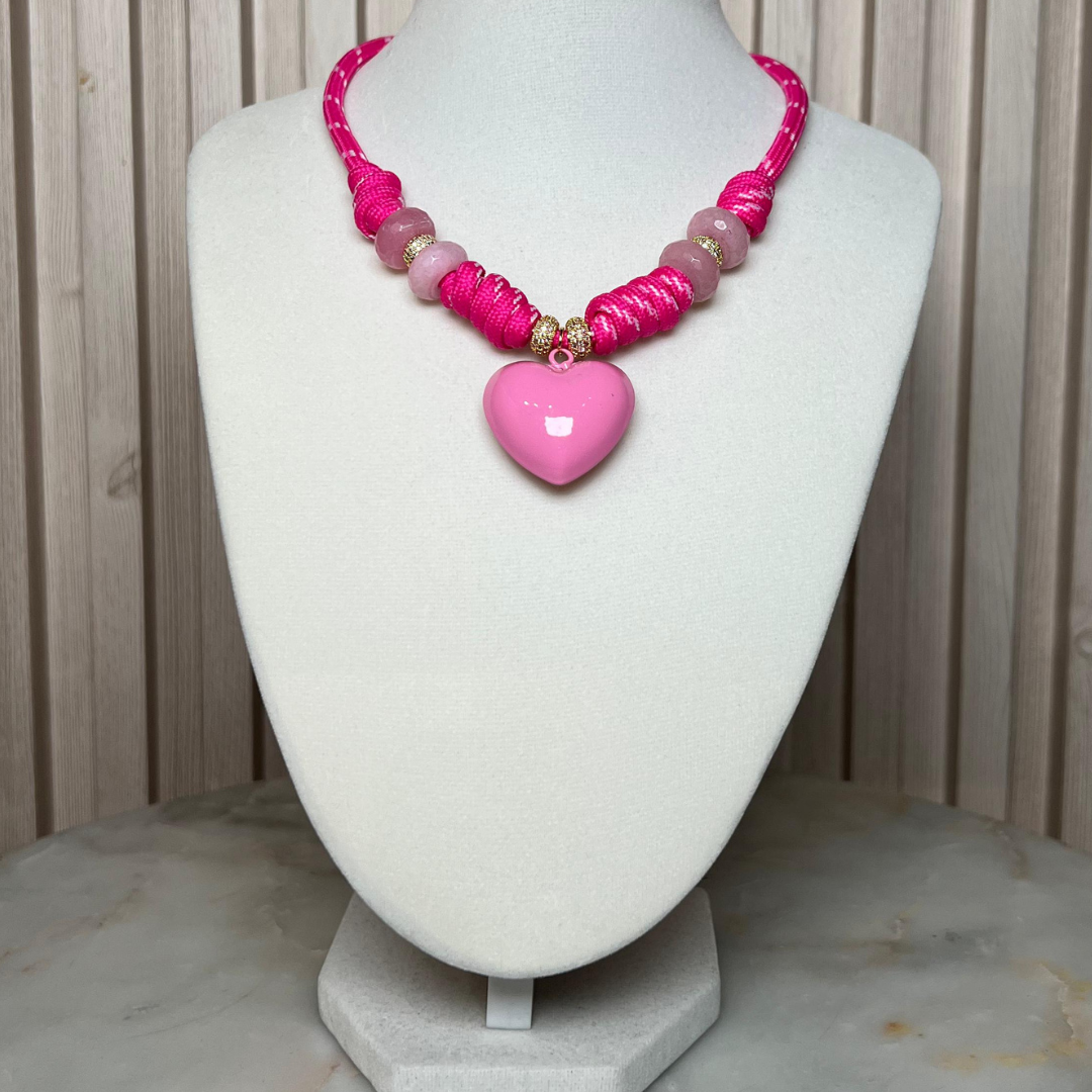 Collar de cordón con corazón