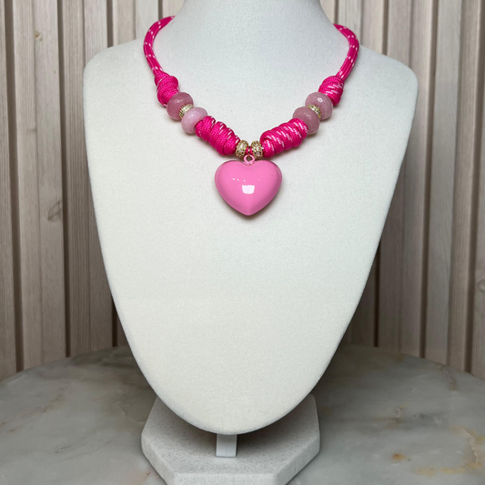 Collar de cordón con corazón