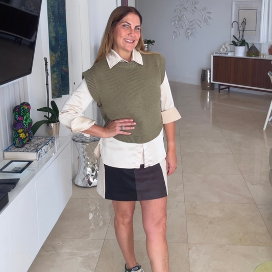Suéter sin mangas con botones de madera
