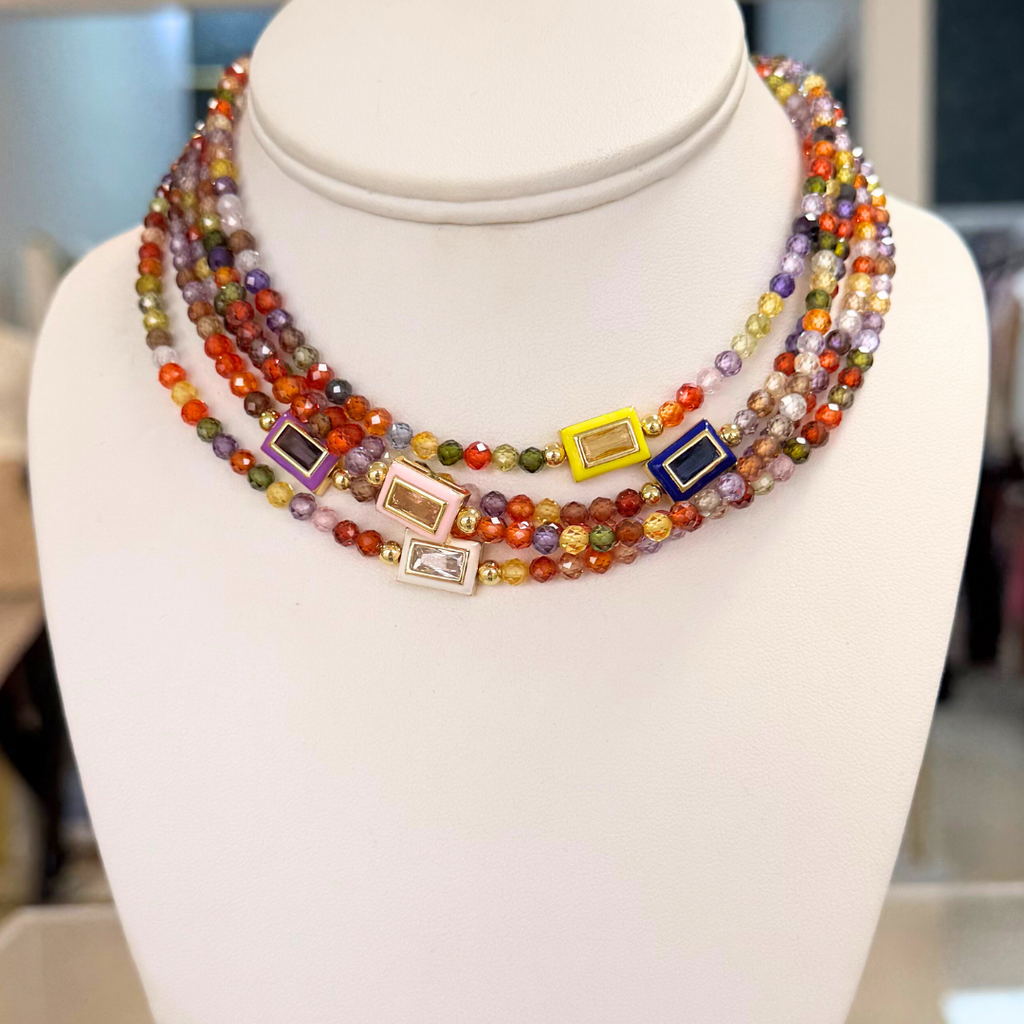 Collar de cristal fascetado y cristal con esmalte.