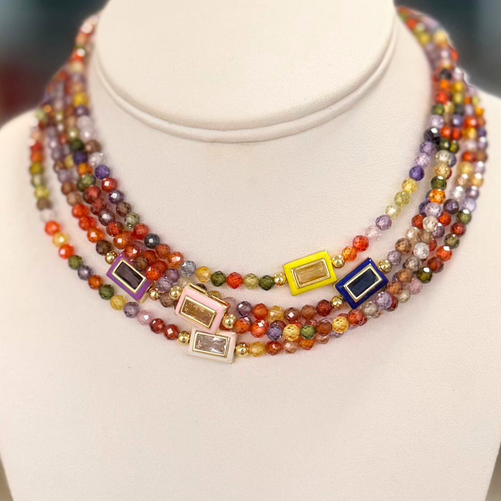Collar de cristal fascetado y cristal con esmalte.