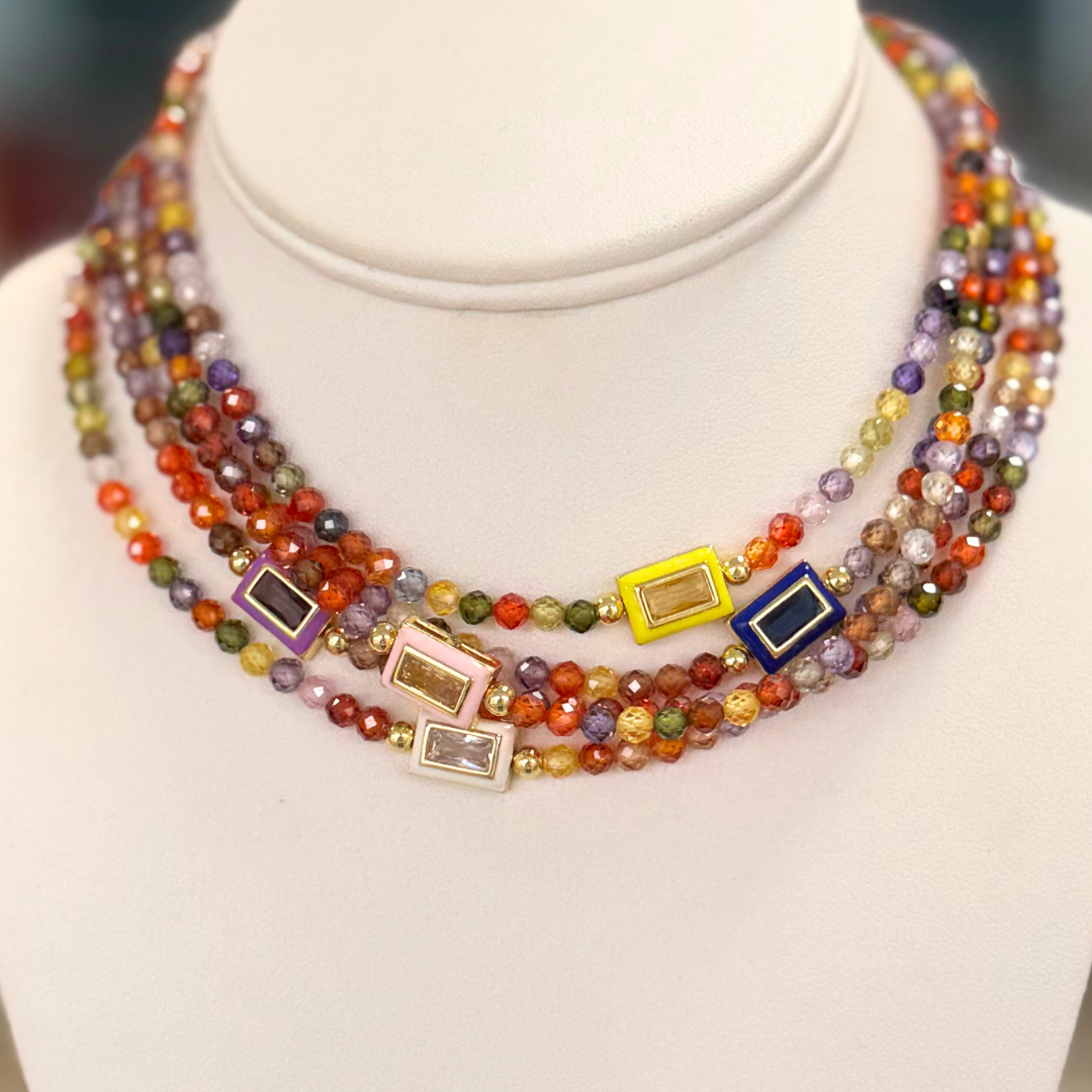 Collar de cristal fascetado y cristal con esmalte.