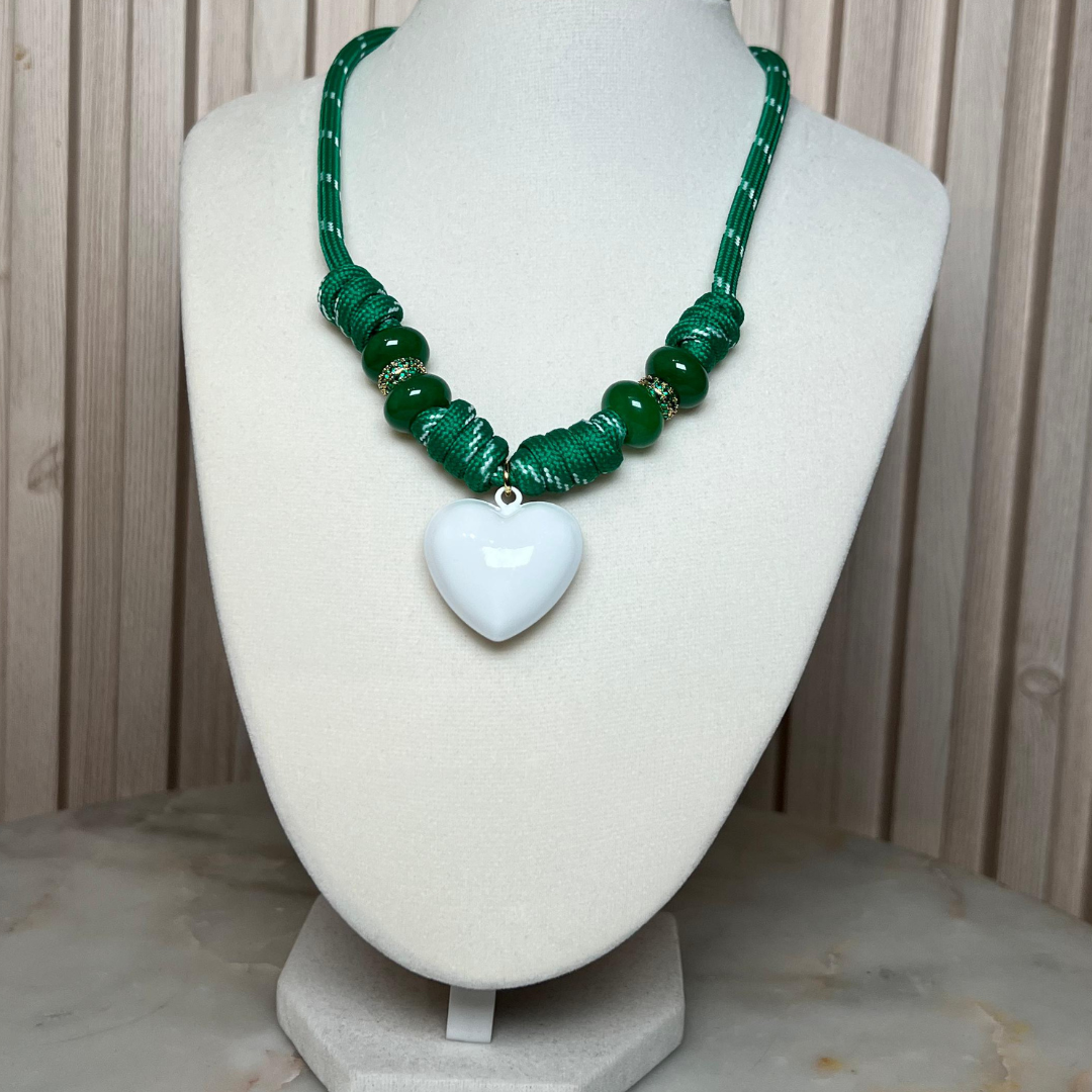 Collar de cordón con corazón
