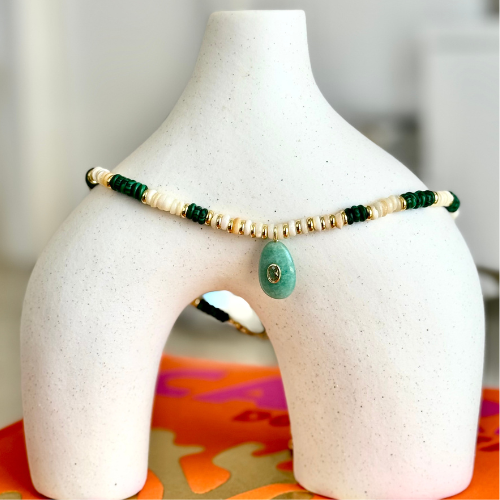 Collar piedras naturales verde y crema con gota