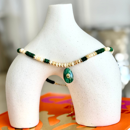 Collar piedras naturales verde y crema con gota