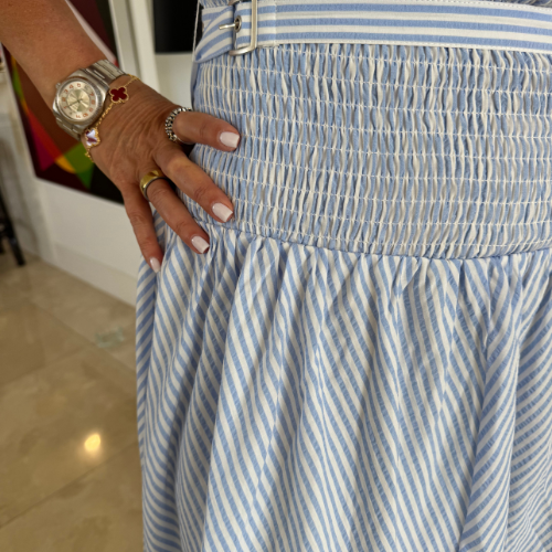 Vestido de rayas claras
