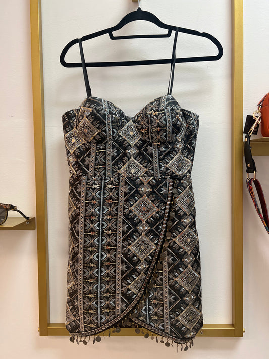 Vestido de fiesta negro con tonos metalizados