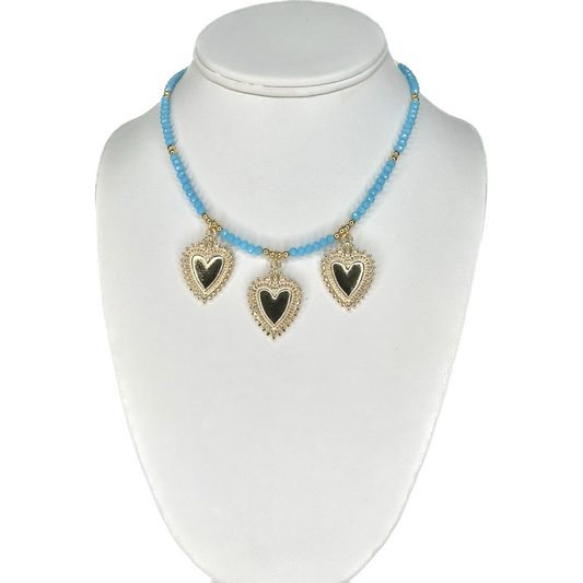 Collar de colores y corazones grandes