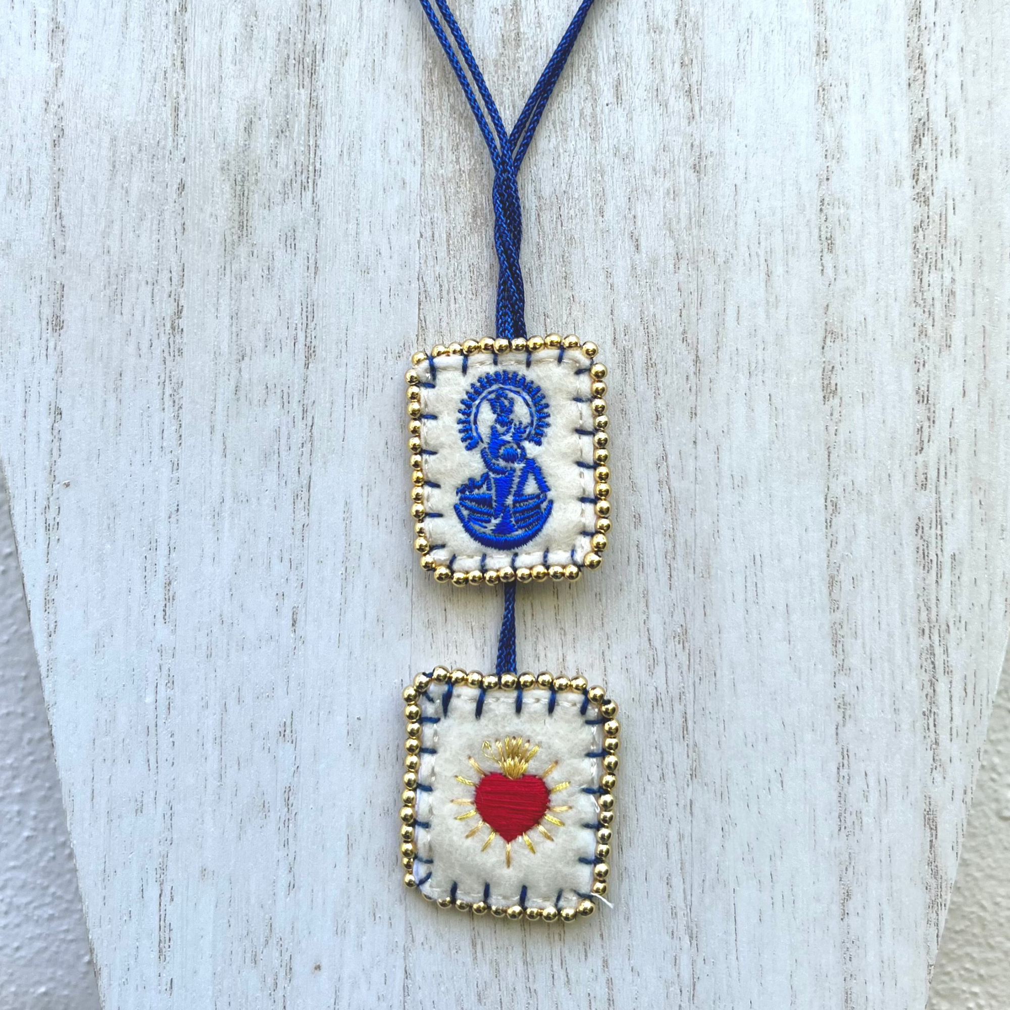 Escapulario bordado de la Virgen de La Chinita