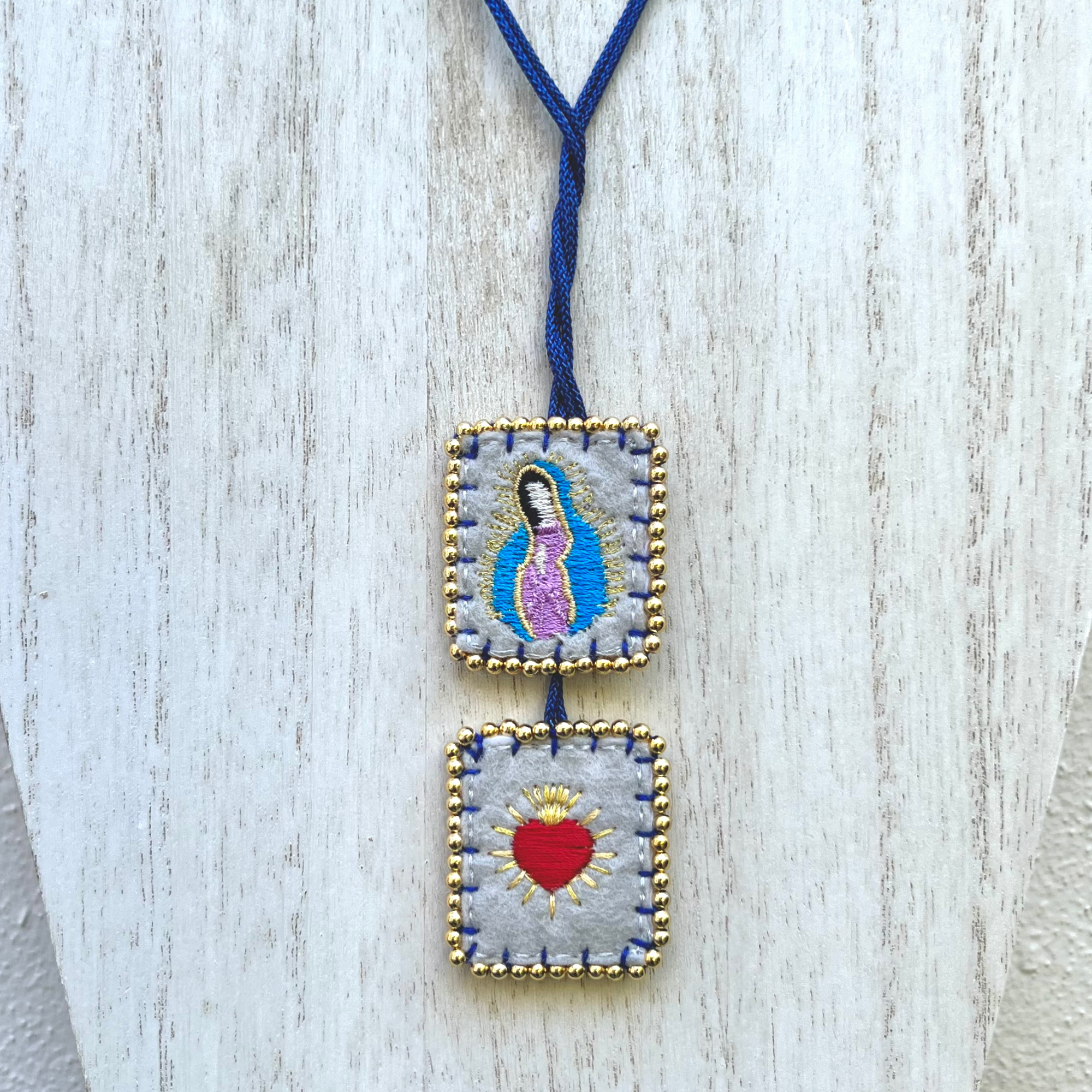 Escapulario bordado de la Virgen de Guadalupe