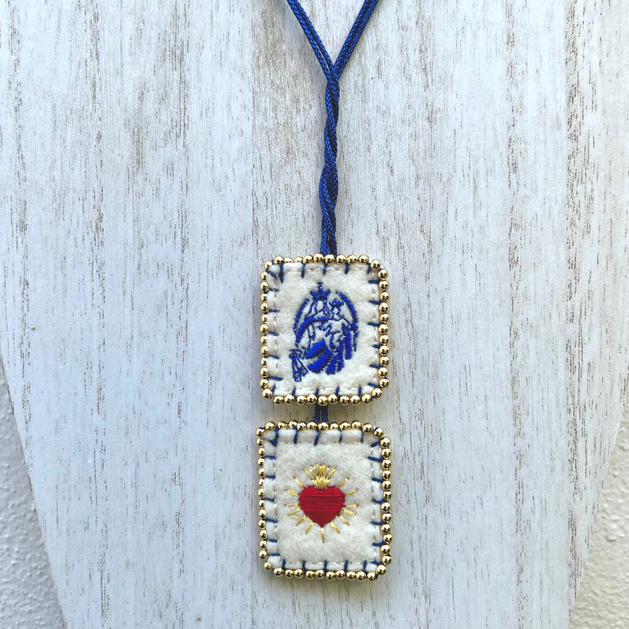 Escapulario bordado de la Virgen del Carmen