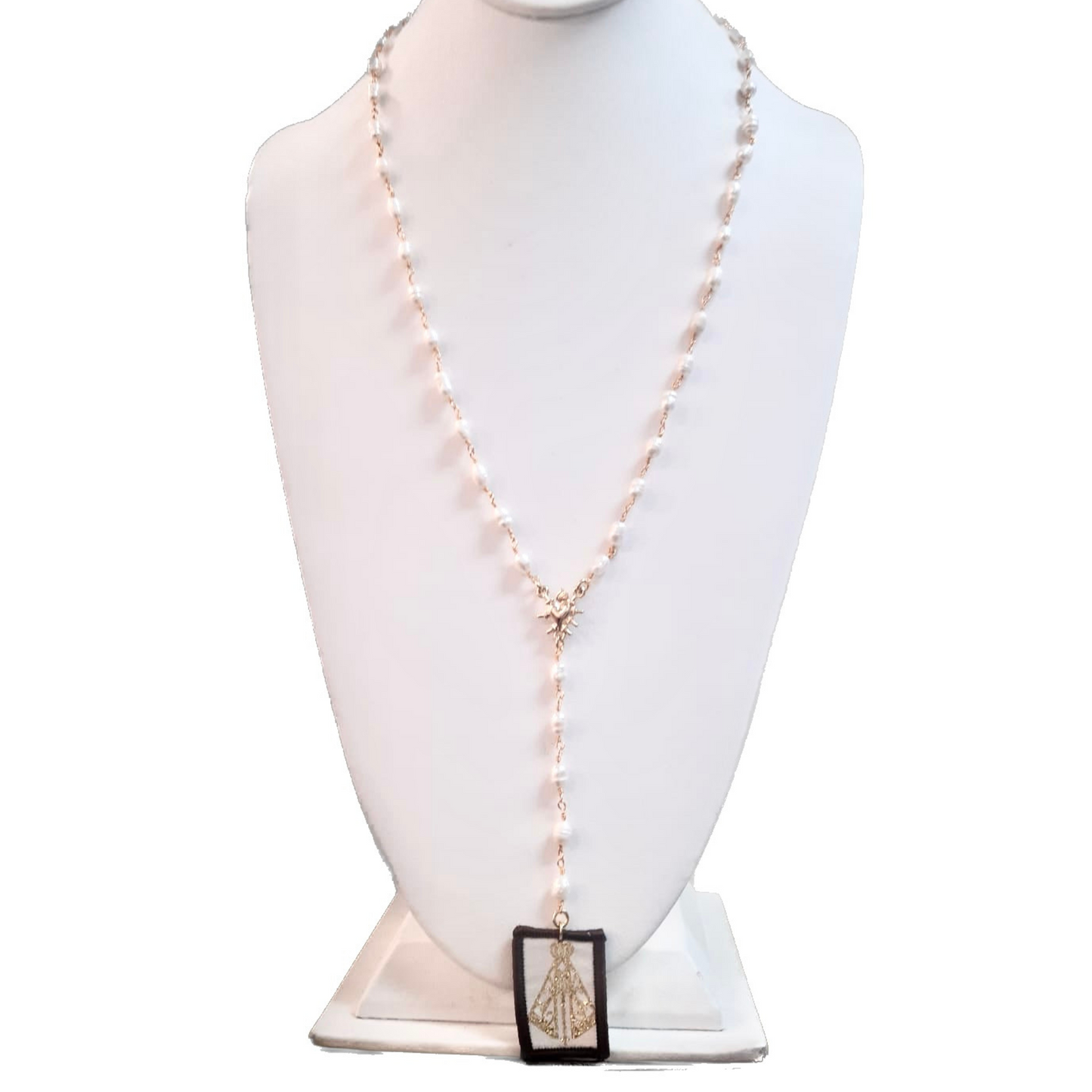 Scapular necklace with pearls and print